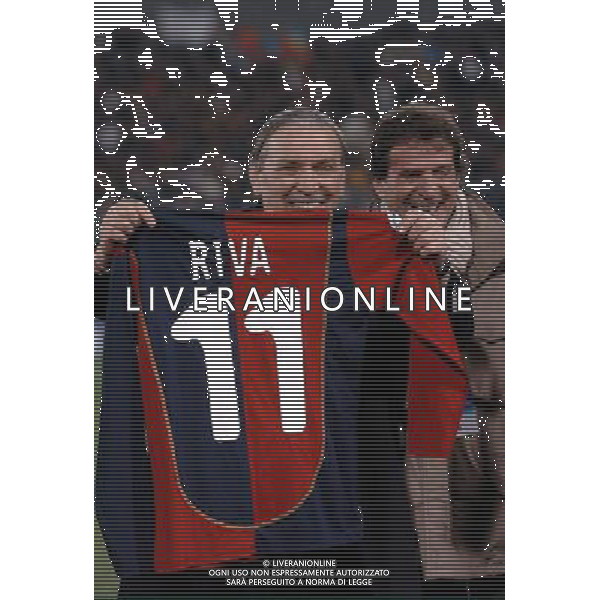 Cagliari 09/02/2005 Italia - Russia Nazionale Amichevole nella foto Gigi Riva mostra la sua maglia che verrˆ ritirata ph luzzani/agenzia aldo liverani