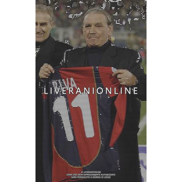 Cagliari 09/02/2005 Italia - Russia Nazionale Amichevole nella foto Gigi Riva commosso mostra la sua maglia che verrˆ ritirata ph luzzani/agenzia aldo liverani