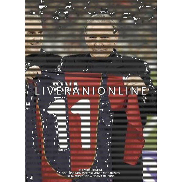 Cagliari 09/02/2005 Italia - Russia Nazionale Amichevole nella foto Gigi Riva commosso mostra la sua maglia che verrˆ ritirata ph luzzani/agenzia aldo liverani