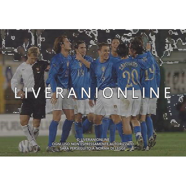 Cagliari 09/02/2005 Italia - Russia Nazionale Amichevole nella foto abbracci esultanza dopo il gol di barone simone del 2-0 ph agenzia aldo liverani