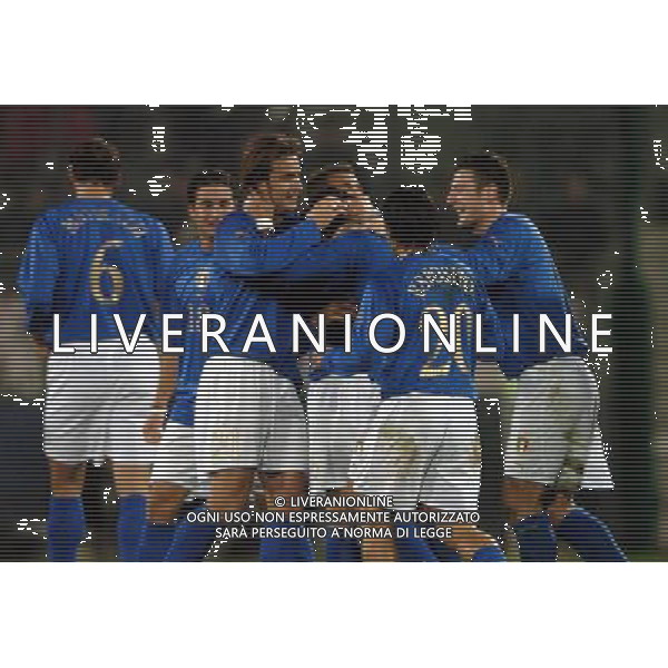 Cagliari 09/02/2005 Italia - Russia Nazionale Amichevole nella foto abbracci esultanza dopo il gol di barone simone del 2-0 ph agenzia aldo liverani