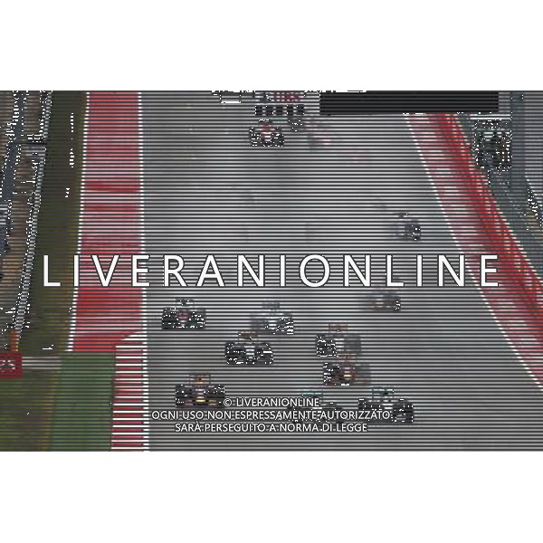 (L to R): Nico Rosberg (GER) Mercedes AMG F1 W06 and Lewis Hamilton (GBR) Mercedes AMG F1 W06 battle for position at the start of the race. 25.10.2015. Formula 1 World Championship, Rd 16, United States Grand Prix, Austin, Texas, USA, Race Day. /AGENZIA ALDO LIVERANI SAS - Italy Only editorial use only