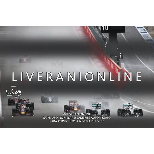 (L to R): Nico Rosberg (GER) Mercedes AMG F1 W06 and Lewis Hamilton (GBR) Mercedes AMG F1 W06 battle for position at the start of the race. 25.10.2015. Formula 1 World Championship, Rd 16, United States Grand Prix, Austin, Texas, USA, Race Day. /AGENZIA ALDO LIVERANI SAS - Italy Only editorial use only