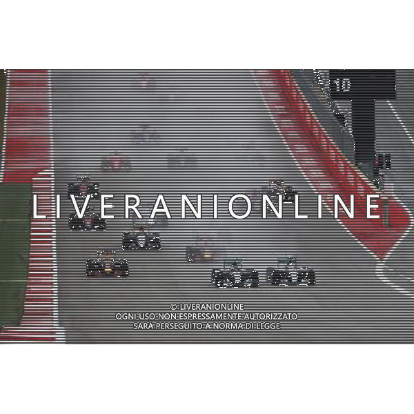 (L to R): Nico Rosberg (GER) Mercedes AMG F1 W06 and Lewis Hamilton (GBR) Mercedes AMG F1 W06 battle for position at the start of the race. 25.10.2015. Formula 1 World Championship, Rd 16, United States Grand Prix, Austin, Texas, USA, Race Day. /AGENZIA ALDO LIVERANI SAS - Italy Only editorial use only