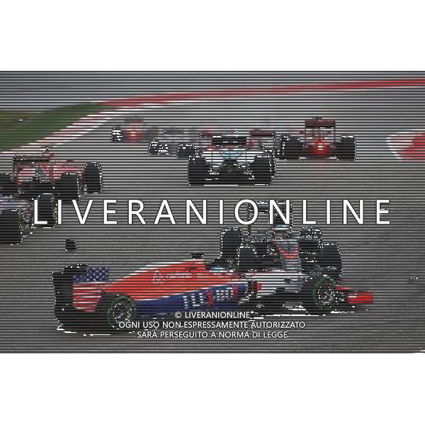 Fernando Alonso (ESP) McLaren MP4-30 spins at the start of the race and is avoided by Will Stevens (GBR) Manor Marussia F1 Team. 25.10.2015. Formula 1 World Championship, Rd 16, United States Grand Prix, Austin, Texas, USA, Race Day. /AGENZIA ALDO LIVERANI SAS - Italy Only editorial use only