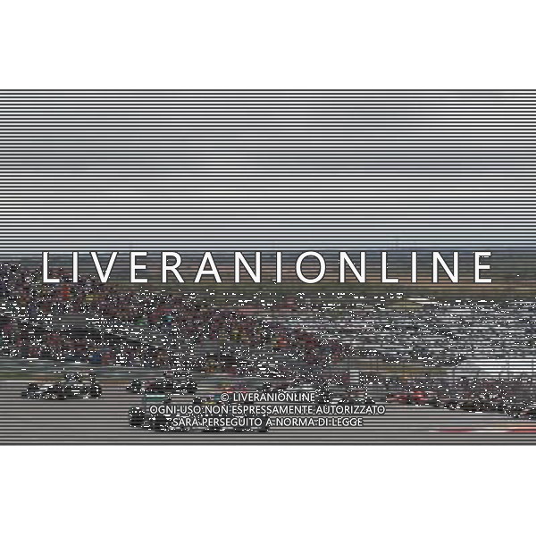 (L to R): Nico Rosberg (GER) Mercedes AMG F1 W06 and team mate Lewis Hamilton (GBR) Mercedes AMG F1 W06 battle for position at the start of the race. 25.10.2015. Formula 1 World Championship, Rd 16, United States Grand Prix, Austin, Texas, USA, Race Day. /AGENZIA ALDO LIVERANI SAS - Italy Only editorial use only