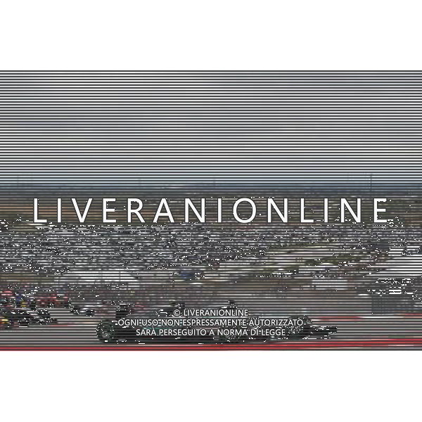 (L to R): Nico Rosberg (GER) Mercedes AMG F1 W06 and team mate Lewis Hamilton (GBR) Mercedes AMG F1 W06 battle for position at the start of the race. 25.10.2015. Formula 1 World Championship, Rd 16, United States Grand Prix, Austin, Texas, USA, Race Day. /AGENZIA ALDO LIVERANI SAS - Italy Only editorial use only
