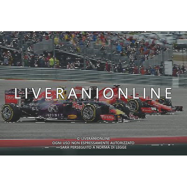 Daniil Kvyat (RUS) Red Bull Racing RB11 and Sebastian Vettel (GER) Ferrari SF15-T battle for position. 25.10.2015. Formula 1 World Championship, Rd 16, United States Grand Prix, Austin, Texas, USA, Race Day. /AGENZIA ALDO LIVERANI SAS - Italy Only editorial use only