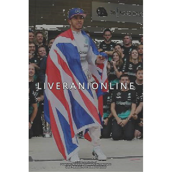 Race winner and World Champion Lewis Hamilton (GBR) Mercedes AMG F1 celebrates with the team. 25.10.2015. Formula 1 World Championship, Rd 16, United States Grand Prix, Austin, Texas, USA, Race Day. AG ALDO LIVERANI SAS ONLY ITALY