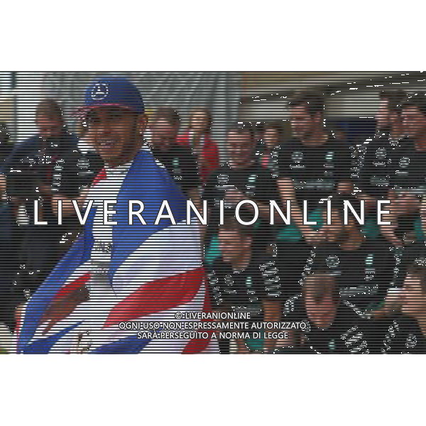 1st place Lewis Hamilton (GBR) Mercedes AMG F1 celebrates with the team. 25.10.2015. Formula 1 World Championship, Rd 16, United States Grand Prix, Austin, Texas, USA, Race Day. AG ALDO LIVERANI SAS ONLY ITALY