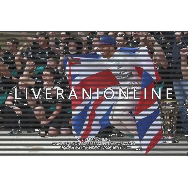 1st place Lewis Hamilton (GBR) Mercedes AMG F1 celebrates with the team. 25.10.2015. Formula 1 World Championship, Rd 16, United States Grand Prix, Austin, Texas, USA, Race Day. AG ALDO LIVERANI SAS ONLY ITALY