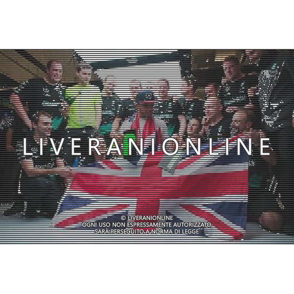 Race winner and World Champion Lewis Hamilton (GBR) Mercedes AMG F1 celebrates with the team. 25.10.2015. Formula 1 World Championship, Rd 16, United States Grand Prix, Austin, Texas, USA, Race Day. AG ALDO LIVERANI SAS ONLY ITALY