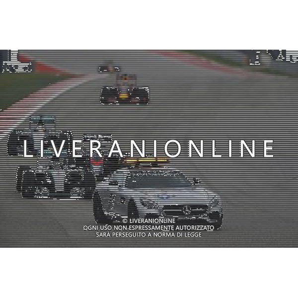 Nico Rosberg (GER) Mercedes AMG F1 W06 leads behind the FIA Safety Car. 25.10.2015. Formula 1 World Championship, Rd 16, United States Grand Prix, Austin, Texas, USA, Race Day. AG ALDO LIVERANI SAS ONLY ITALY