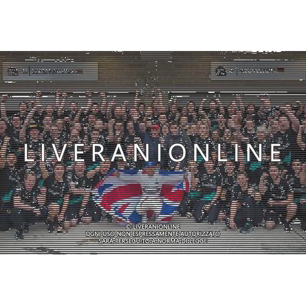 Race winner and World Champion Lewis Hamilton (GBR) Mercedes AMG F1 celebrates with the team. 25.10.2015. Formula 1 World Championship, Rd 16, United States Grand Prix, Austin, Texas, USA, Race Day. AG ALDO LIVERANI SAS ONLY ITALY