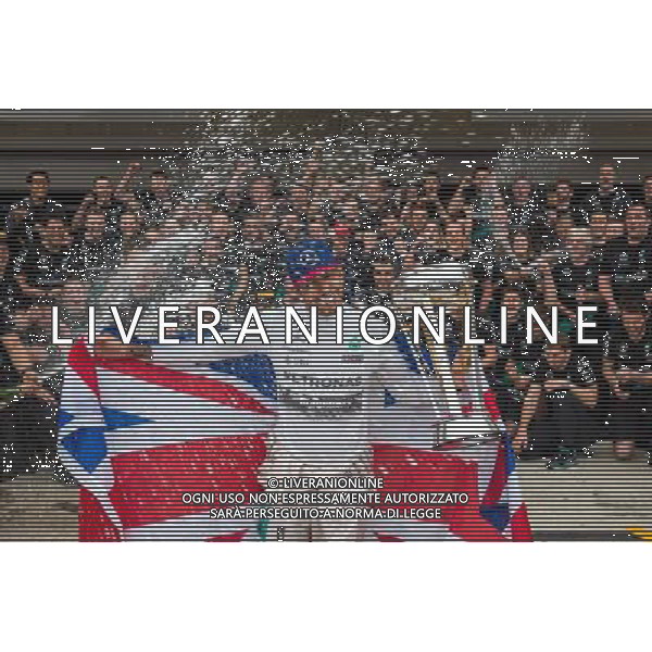 Race winner and World Champion Lewis Hamilton (GBR) Mercedes AMG F1 celebrates with the team. 25.10.2015. Formula 1 World Championship, Rd 16, United States Grand Prix, Austin, Texas, USA, Race Day. AG ALDO LIVERANI SAS ONLY ITALY
