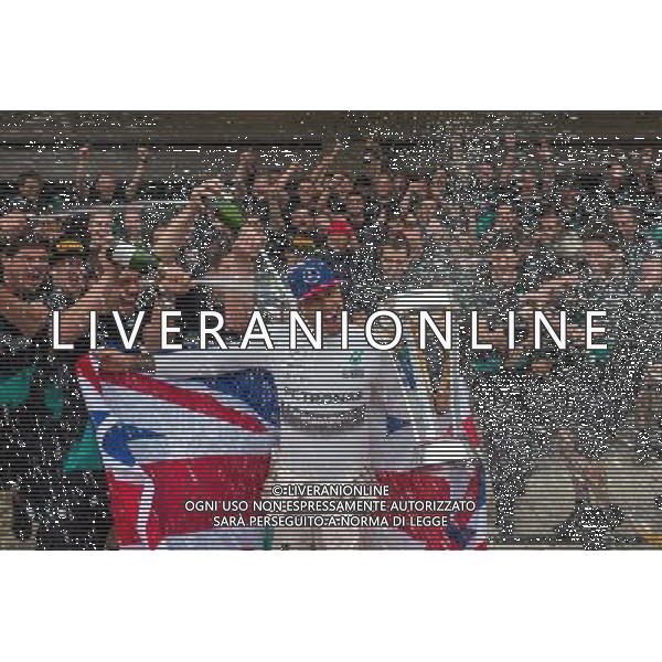 Race winner and World Champion Lewis Hamilton (GBR) Mercedes AMG F1 celebrates with the team. 25.10.2015. Formula 1 World Championship, Rd 16, United States Grand Prix, Austin, Texas, USA, Race Day. AG ALDO LIVERANI SAS ONLY ITALY