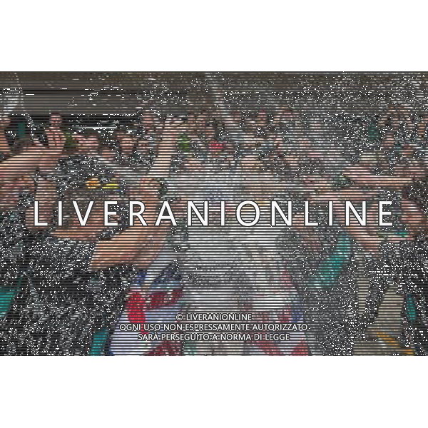 Race winner and World Champion Lewis Hamilton (GBR) Mercedes AMG F1 celebrates with the team. 25.10.2015. Formula 1 World Championship, Rd 16, United States Grand Prix, Austin, Texas, USA, Race Day. AG ALDO LIVERANI SAS ONLY ITALY