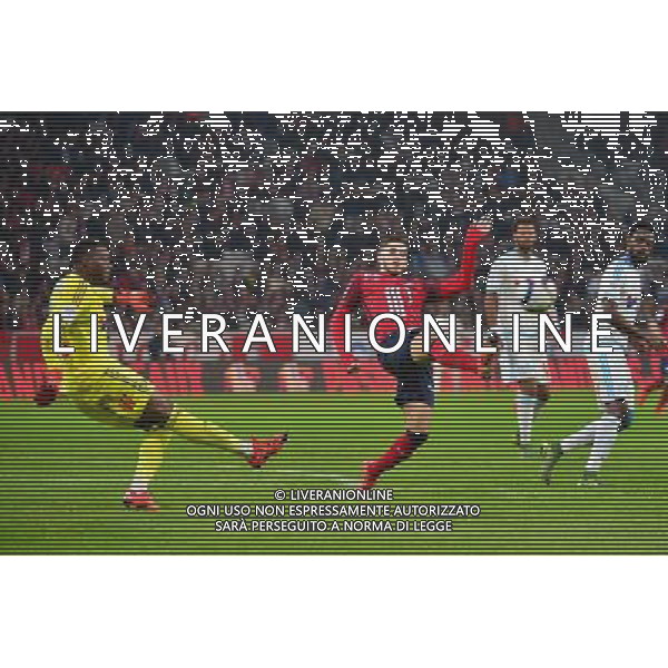Steve MANDANDA / Yassine BENZIA - 25.10.2015 - Lille / Marseille - 11eme journee de Ligue 1 Photo: Dave Winter / Icon Sport /AGENZIA ALDO LIVERANI SAS - Italy Only editorial use only