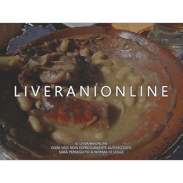 FRANCIA 2015 CARCASSONE NELLA FOTO Carcassonne  una cittˆ francese situata nel dipartimento dell\'Aude, del quale  capoluogo, nella regione della Linguadoca-Rossiglione IL PIATTO TIPICO DELLA REGIONE CASSOULET AG ALDO LIVERANI SAS