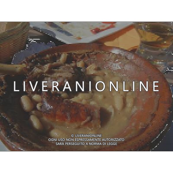 FRANCIA 2015 CARCASSONE NELLA FOTO Carcassonne  una cittˆ francese situata nel dipartimento dell\'Aude, del quale  capoluogo, nella regione della Linguadoca-Rossiglione IL PIATTO TIPICO DELLA REGIONE CASSOULET AG ALDO LIVERANI SAS