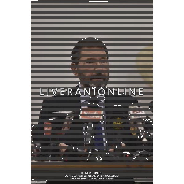 roma 30-10-2015 campidoglio conferenza stampa del Sindaco ignazio marino nella foto Ignazio Marino non  pi il sindaco di Roma. All\'indomani della decisione di ritirare le dimissioni, 26 consiglieri comunali hanno infatti firmato, davanti al notaio, le loro dimissioni. Giunta e primo cittadino sono di conseguenza decaduti. FOTO FABRIZIO CARRADETTI-AG ALDO LIVERANI SAS