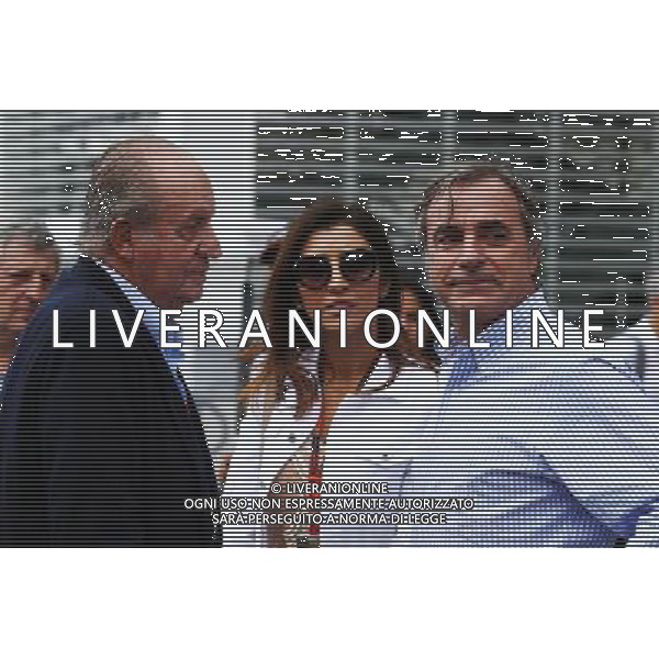 (L to R): Former Spanish King Juan Carlos with Fabiana Flosi (BRA) and Carlos Sainz (ESP). 30.10.2015. Formula 1 World Championship, Rd 17, Mexican Grand Prix, Mexixo City, Mexico, Practice Day. AG ALDO LIVERANI SAS ONLY ITALY