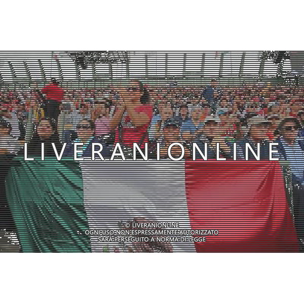 Fans in the grandstand. 31.10.2015. Formula 1 World Championship, Rd 17, Mexican Grand Prix, Mexixo City, Mexico, Qualifying Day. /AGENZIA ALDO LIVERANI SAS - EDITORIAL USE ONLY