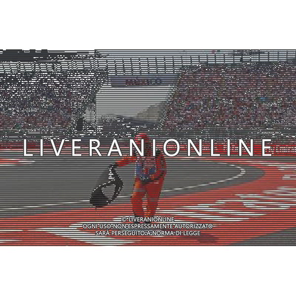 A marshal removes the tyre carcass of Sebastian Vettel (GER) Ferrari. 01.11.2015. Formula 1 World Championship, Rd 17, Mexican Grand Prix, Mexixo City, Mexico, Race Day. AG ALDO LIVERANI SAS ONLY ITALY