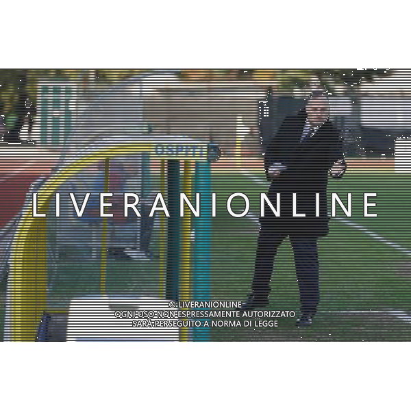 Fabrizio de Meis, presidente del Rimini calcio, durante un gesto scaramantico, getta il sale davanti alla panchina degli ospiti, ©Claudio Zamagni/Agenzia Aldo Liverani s.a.s.