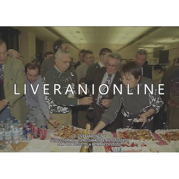 28-11-2000 MILANO REDAZIONE GAZZETTA DELLO SPORT COMLPEANNO CANDIDO CANNAVO 70 ANNI NELLA FOTO I CANDIDO CANNAVO CON LUDOVICO MARADEI ED ENRICO SPERONI AG ALDO LIVERANI SAS