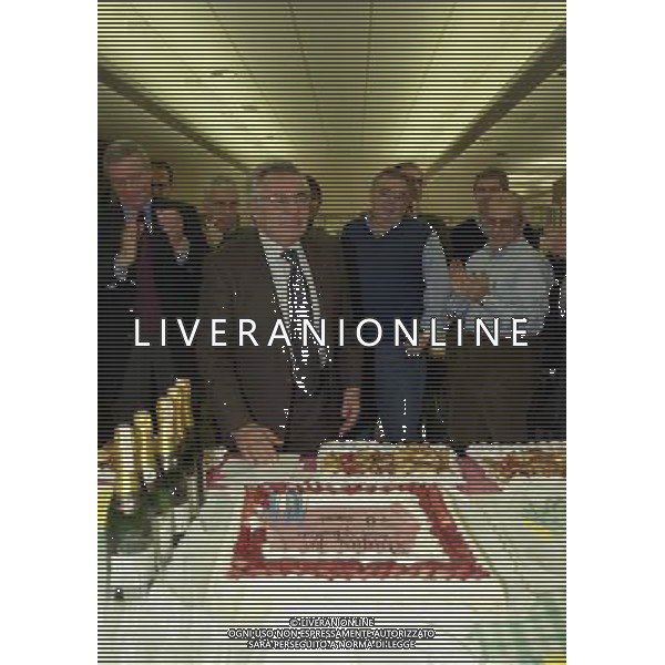 28-11-2000 MILANO REDAZIONE GAZZETTA DELLO SPORT COMLPEANNO CANDIDO CANNAVO 70 ANNI NELLA FOTO CANDIDO CANNAVO FESTEGGIA IL SUO 70 COMPLEANNO CON I GIORNALISTI DELLA GAZZETTA DELLO SPORT AG ALDO LIVERANI SAS