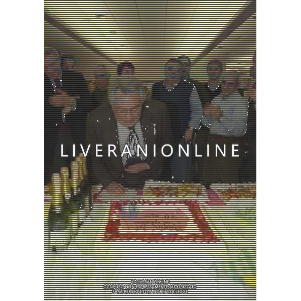 28-11-2000 MILANO REDAZIONE GAZZETTA DELLO SPORT COMLPEANNO CANDIDO CANNAVO 70 ANNI NELLA FOTO CANDIDO CANNAVO FESTEGGIA IL SUO 70 COMPLEANNO CON I GIORNALISTI DELLA GAZZETTA DELLO SPORT AG ALDO LIVERANI SAS