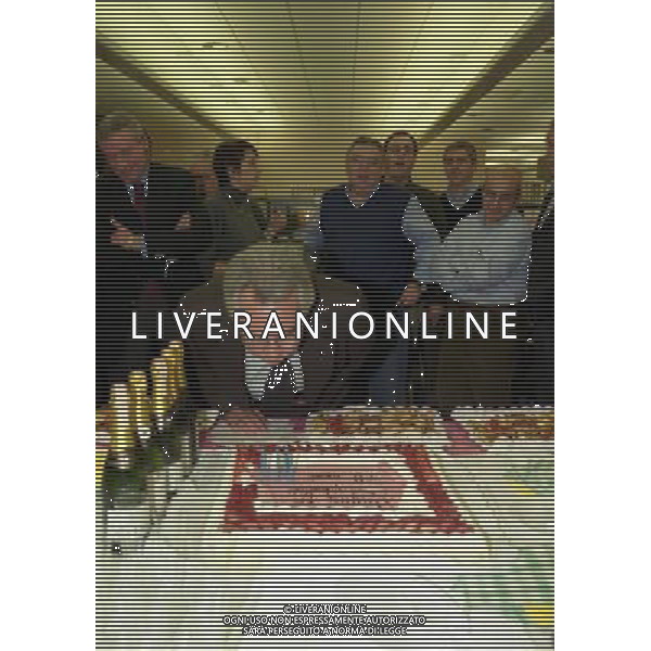 28-11-2000 MILANO REDAZIONE GAZZETTA DELLO SPORT COMLPEANNO CANDIDO CANNAVO 70 ANNI NELLA FOTO CANDIDO CANNAVO FESTEGGIA IL SUO 70 COMPLEANNO CON I GIORNALISTI DELLA GAZZETTA DELLO SPORT AG ALDO LIVERANI SAS