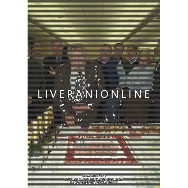 28-11-2000 MILANO REDAZIONE GAZZETTA DELLO SPORT COMLPEANNO CANDIDO CANNAVO 70 ANNI NELLA FOTO CANDIDO CANNAVO FESTEGGIA IL SUO 70 COMPLEANNO CON I GIORNALISTI DELLA GAZZETTA DELLO SPORT AG ALDO LIVERANI SAS