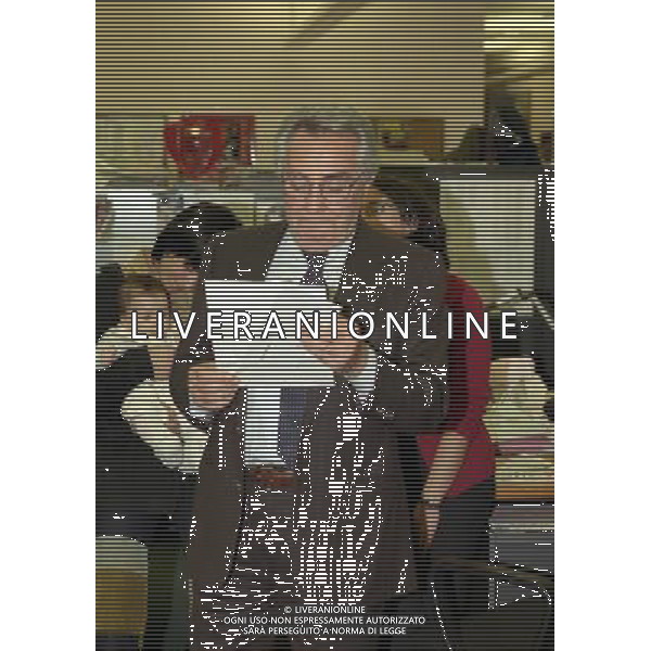 28-11-2000 MILANO REDAZIONE GAZZETTA DELLO SPORT COMLPEANNO CANDIDO CANNAVO 70 ANNI NELLA FOTO CANDIDO CANNAVO FESTEGGIA IL SUO 70 COMPLEANNO CON I GIORNALISTI DELLA GAZZETTA DELLO SPORT AG ALDO LIVERANI SAS