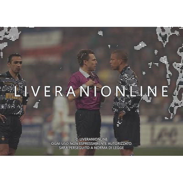 03-03-1998 QUARTI DI FINALE DI COPPA UEFA INTER-SHALKE 04 NELLA FOTO ARBITRO MEIER URS E RONALDO AG ALDO LIVERANI SAS