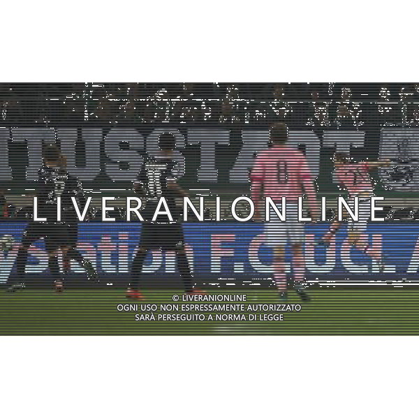 firo Fu§ball,Fussball, 03.11.2015 Champions League , Saison 2015/2016 VFL Borussia Mšnchengladbach - Juventus Turin Tor zum 1:1 durch Stephan Lichtsteiner $worldrightsEs gelten unsere AGB, einsehbar auf www.firosportphoto.de copyright by firo sportphoto: Coesfelder Str.207 48249 DŸlmen www.firosportphoto.de mail@firosportphoto.de (V o l k s b a n k B o c h u m - W i t t e n ) BLZ.: 430 601 29 Kt. Nr.: 341 117 100 Tel:Ê 02594 - 9916004 Fax:Ê02594 - 9916005 AG ALDO LIVERANI SAS ONLY ITALY
