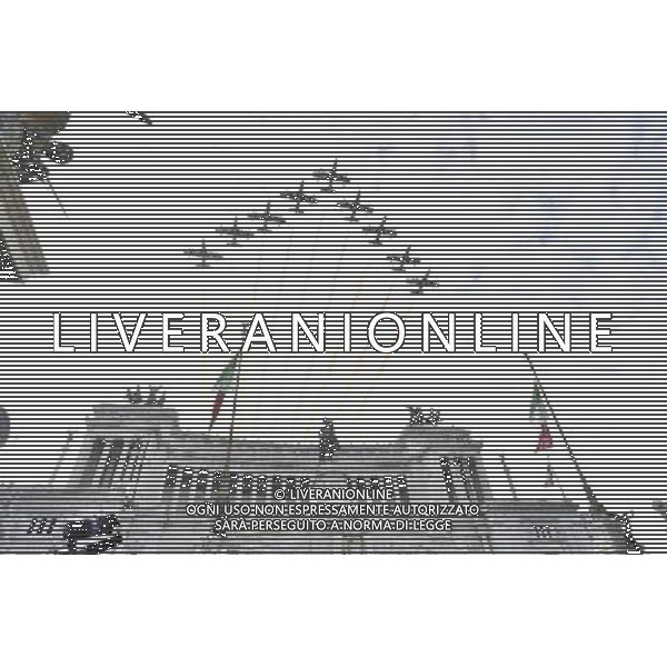 Commemorazioni ufficiali di deposizione di corona di alloro sulla Tomba del Milite Ignoto all\'Altare della Patria nella Giornata delle Forze Armate a Roma 04 novembre 2015 nella foto le frecce tricolori ©Corradetti/Agenzia Aldo Liverani S.a.s.