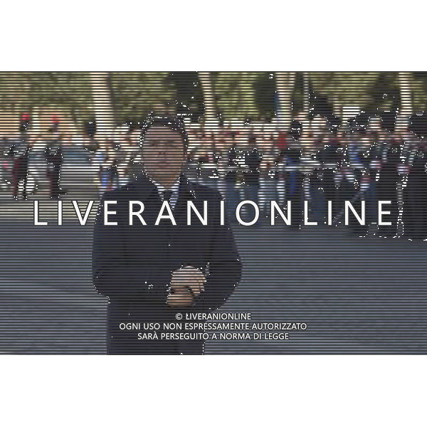 Commemorazioni ufficiali di deposizione di corona di alloro sulla Tomba del Milite Ignoto all\'Altare della Patria nella Giornata delle Forze Armate a Roma 04 novembre 2015 nella foto Matteo Renzi ©Corradetti/Agenzia Aldo Liverani S.a.s.