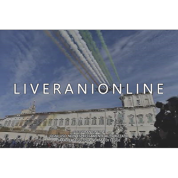 Commemorazioni ufficiali di deposizione di corona di alloro sulla Tomba del Milite Ignoto all\'Altare della Patria nella Giornata delle Forze Armate a Roma 04 novembre 2015 nella foto le frecce tricolori Â©Corradetti/Agenzia Aldo Liverani S.a.s.
