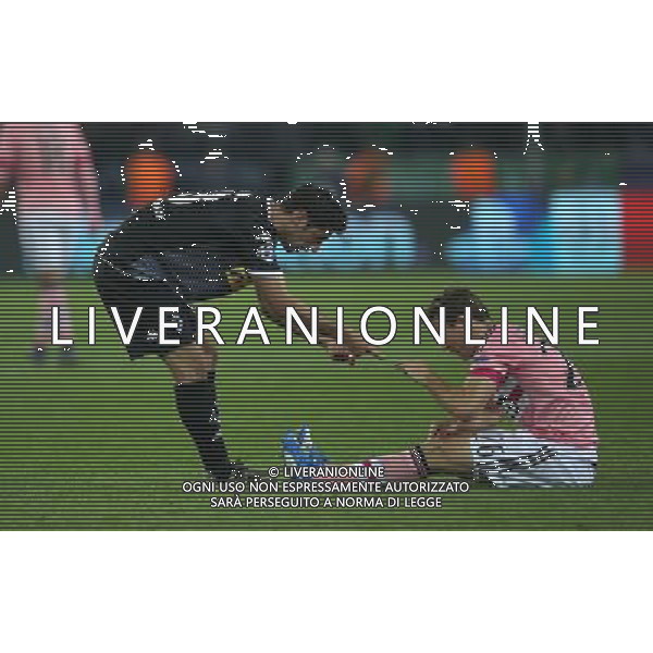 firo FuÃŸball,Fussball, 03.11.2015 Champions League , Saison 2015/2016 VFL Borussia MÃ¶nchengladbach - Juventus Turin 1:1 Lars Stindl Fairplay und stephan Lichtsteiner $worldrightsEs gelten unsere AGB, einsehbar auf www.firosportphoto.de copyright by firo sportphoto: /Agenzia Aldo Liverani S.a.s. - ITALY ONLY EDITORIAL USE ONLY