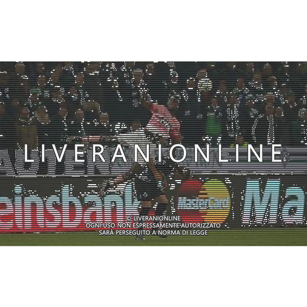 firo FuÃŸball,Fussball, 03.11.2015 Champions League , Saison 2015/2016 VFL Borussia MÃ¶nchengladbach - Juventus Turin 1:1 Zweikampf Paul Pogba gegen Granit Xhaka $worldrightsEs gelten unsere AGB, einsehbar auf www.firosportphoto.de copyright by firo sportphoto: /Agenzia Aldo Liverani S.a.s. - ITALY ONLY EDITORIAL USE ONLY