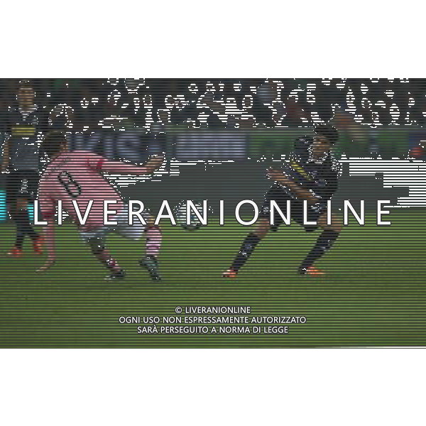 firo FuÃŸball,Fussball, 03.11.2015 Champions League , Saison 2015/2016 VFL Borussia MÃ¶nchengladbach - Juventus Turin 1:1 Mahmoud Dahoud Zweikampf gegen Claudio Marchisio $worldrightsEs gelten unsere AGB, einsehbar auf www.firosportphoto.de copyright by firo sportphoto:/Agenzia Aldo Liverani S.a.s. - ITALY ONLY EDITORIAL USE ONLY