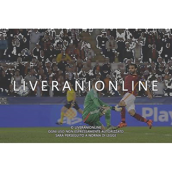Roma - 04/11/2015 - Stadio Olimpico - Uefa Champions League 2015/2016 - Gruppo E - AS Roma vs Bayer Leverkusen - nella foto: Il gol di Mohamed Salah del 1-0 / Ph Fabrizio Corradetti - Ag. Aldo Liverani sas /Agenzia Aldo Liverani S.a.s.