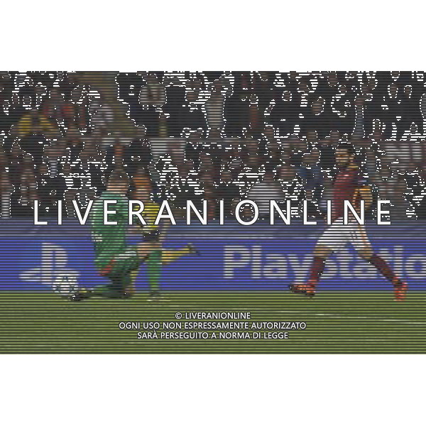Roma - 04/11/2015 - Stadio Olimpico - Uefa Champions League 2015/2016 - Gruppo E - AS Roma vs Bayer Leverkusen - nella foto: Il gol di Mohamed Salah del 1-0 / Ph Fabrizio Corradetti - Ag. Aldo Liverani sas /Agenzia Aldo Liverani S.a.s.