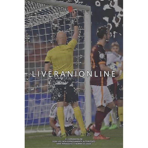 Roma - 04/11/2015 - Stadio Olimpico - Uefa Champions League 2015/2016 - Gruppo E - AS Roma vs Bayer Leverkusen - nella foto: l\'arbitro Sergei Karasev estrae il cartellino rosso per l\'espulsione di Omar Toprak / Ph Fabrizio Corradetti - Ag. Aldo Liverani sas /Agenzia Aldo Liverani S.a.s.