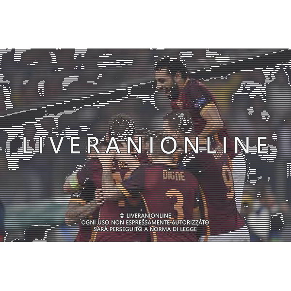 Roma - 04/11/2015 - Stadio Olimpico - Uefa Champions League 2015/2016 - Gruppo E - AS Roma vs Bayer Leverkusen - nella foto: esultanza roma dopo il gol di Miralem Pjanic - abbracci / Ph Fabrizio Corradetti - Ag. Aldo Liverani sas /Agenzia Aldo Liverani S.a.s.