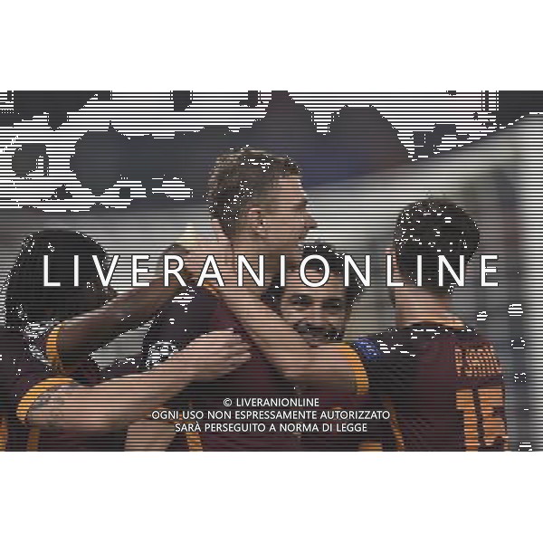 Roma - 04/11/2015 - Stadio Olimpico - Uefa Champions League 2015/2016 - Gruppo E - AS Roma vs Bayer Leverkusen - nella foto: Edin Dzeko festeggiato dai compagni / Ph Fabrizio Corradetti - Ag. Aldo Liverani sas