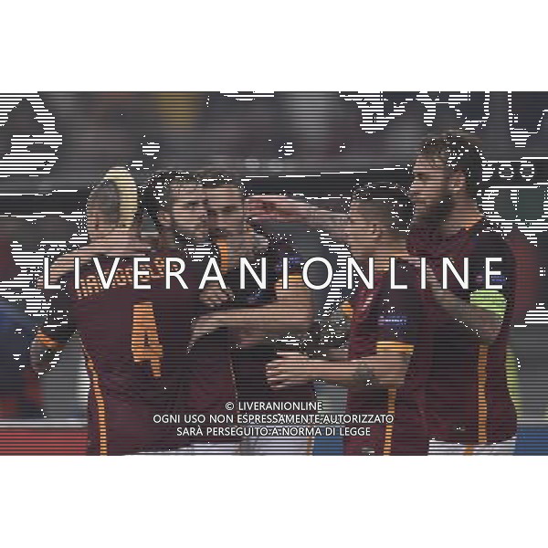 Roma - 04/11/2015 - Stadio Olimpico - Uefa Champions League 2015/2016 - Gruppo E - AS Roma vs Bayer Leverkusen - nella foto: Miralem Pjanic festeggiato dai compagni / Ph Fabrizio Corradetti - Ag. Aldo Liverani sas