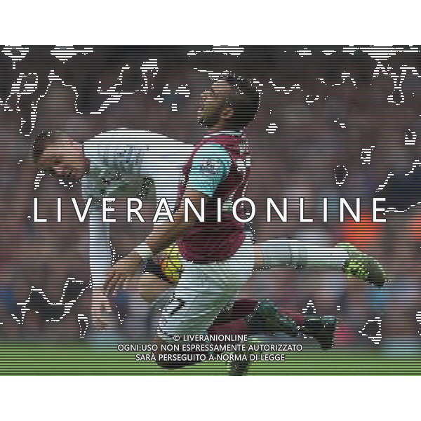 West Ham United\'s Dimitri Payet gets tackled by Everton\'s James McCarthy Photographer Kieran Galvin/CameraSport Football - Barclays Premiership - West Ham United v Everton - Saturday 7th November 2015 - Boleyn Ground - London © CameraSport - 43 Linden Ave. Countesthorpe. Leicester. England. LE8 5PG - Tel: +44 (0) 116 277 4147 - admin@camerasport.com - www.camerasport.com AG ALDO LIVERANI SAS ONLY ITALY